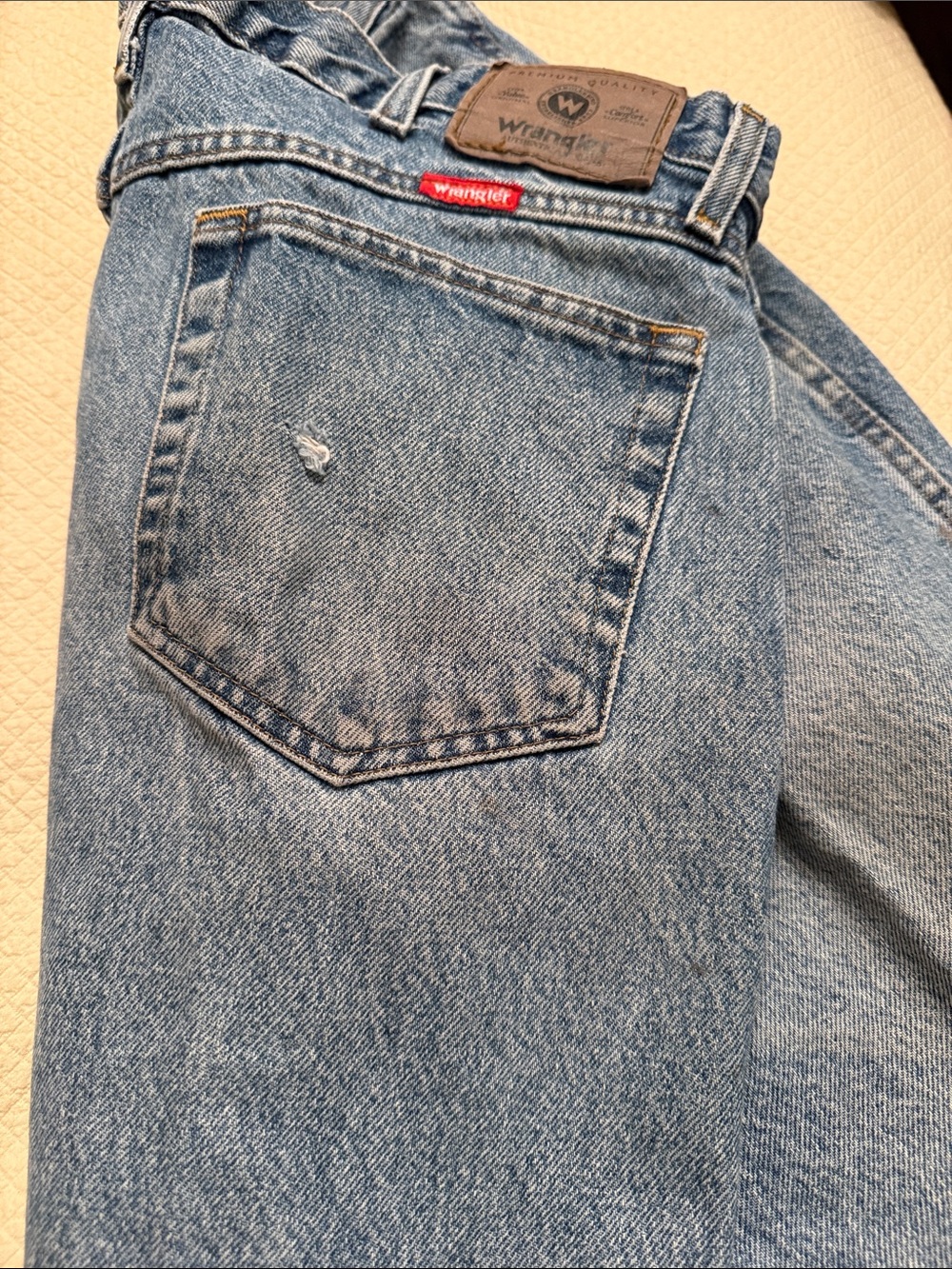 Wrangler Men’s Light Wash Relaxed Fit Jeans 36/30